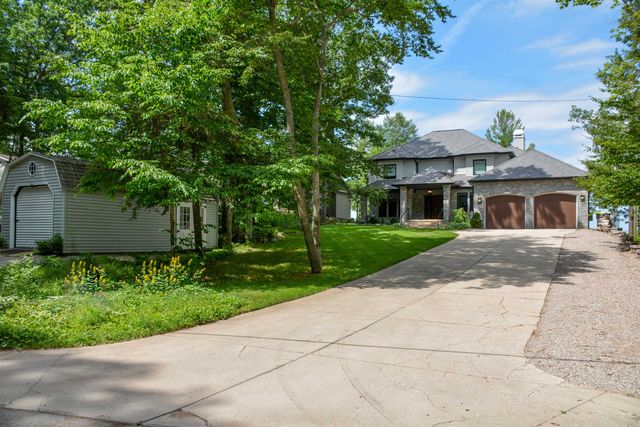 5568 Lakeview Drive, Interlochen, MI 49643