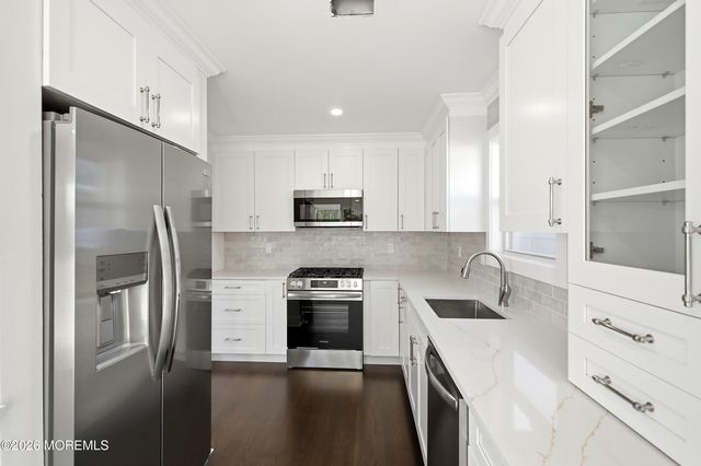 31 Dolphin Circle W, Bayville, NJ 08721