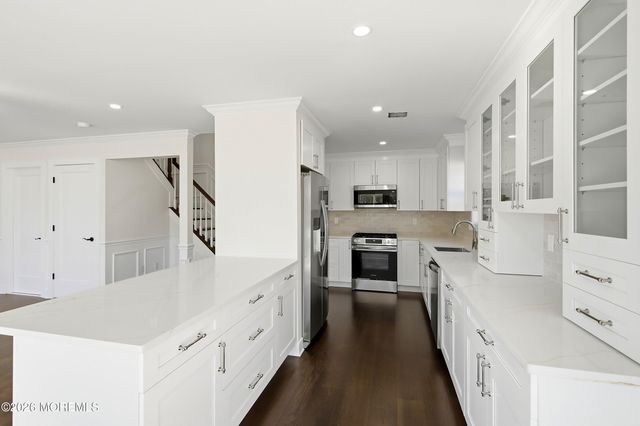 31 Dolphin Circle W, Bayville, NJ 08721