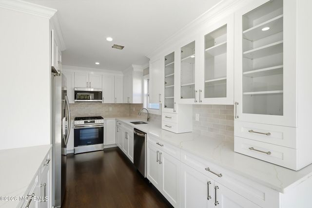 31 Dolphin Circle W, Bayville, NJ 08721