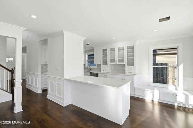 31 Dolphin Circle W, Bayville, NJ 08721