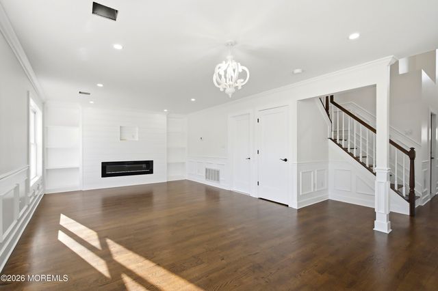 31 Dolphin Circle W, Bayville, NJ 08721