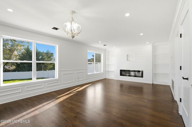 31 Dolphin Circle W, Bayville, NJ 08721