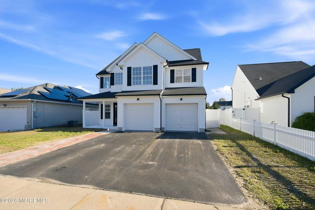 31 Dolphin Circle W, Bayville, NJ 08721