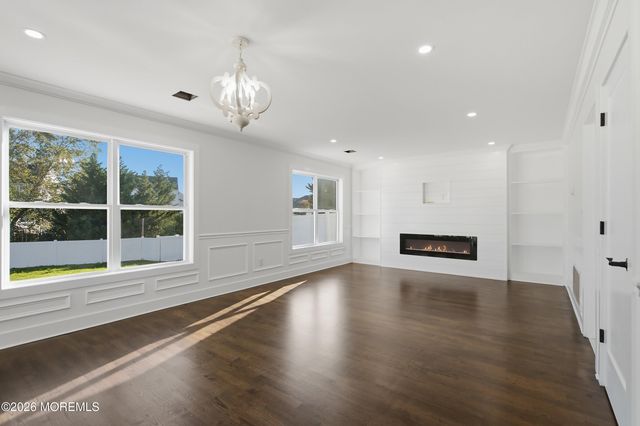 31 Dolphin Circle W, Bayville, NJ 08721