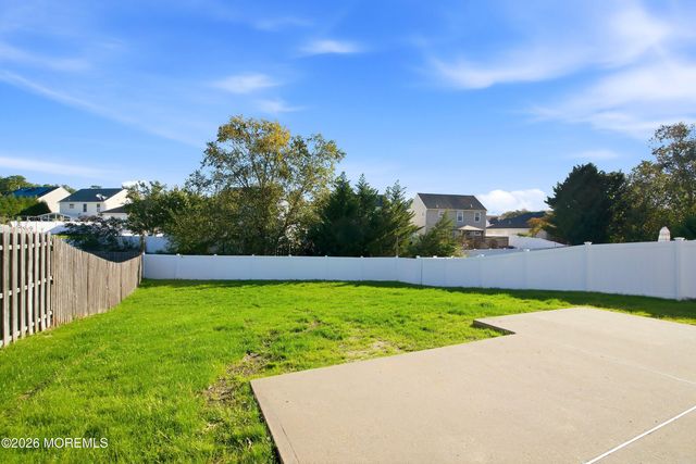 31 Dolphin Circle W, Bayville, NJ 08721