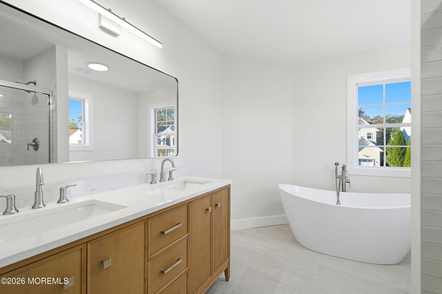31 Dolphin Circle W, Bayville, NJ 08721