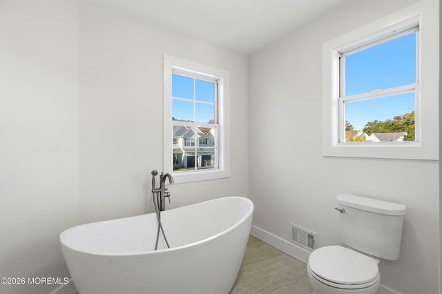31 Dolphin Circle W, Bayville, NJ 08721