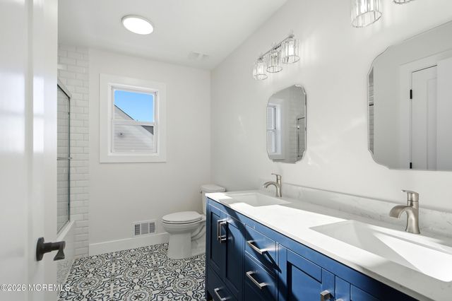 31 Dolphin Circle W, Bayville, NJ 08721
