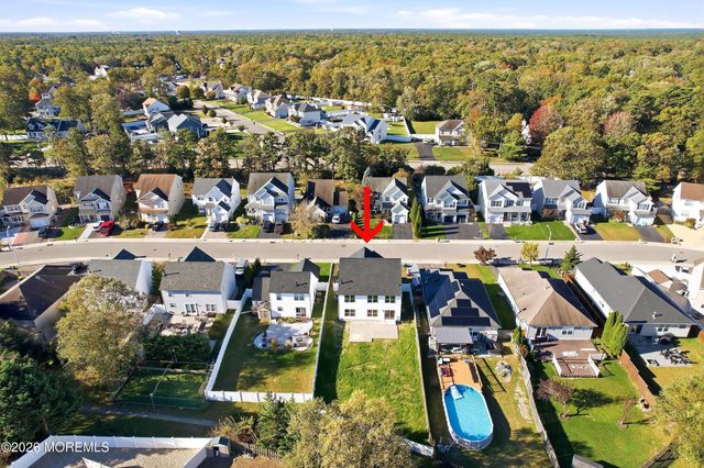 31 Dolphin Circle W, Bayville, NJ 08721