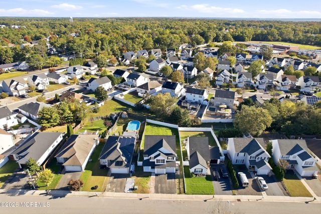 31 Dolphin Circle W, Bayville, NJ 08721