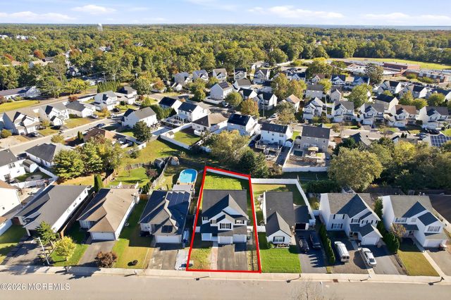 31 Dolphin Circle W, Bayville, NJ 08721