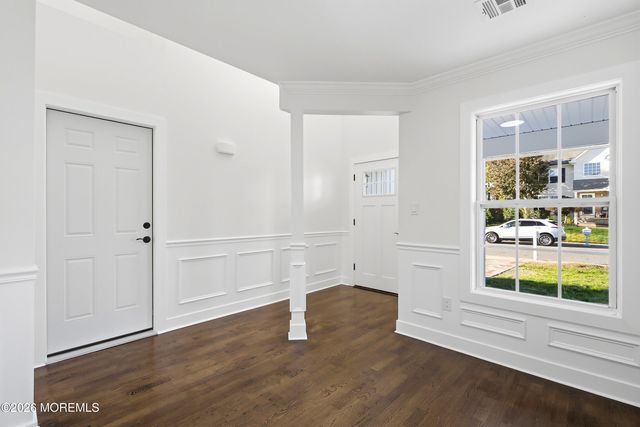 31 Dolphin Circle W, Bayville, NJ 08721
