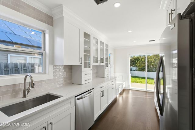 31 Dolphin Circle W, Bayville, NJ 08721