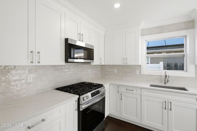 31 Dolphin Circle W, Bayville, NJ 08721