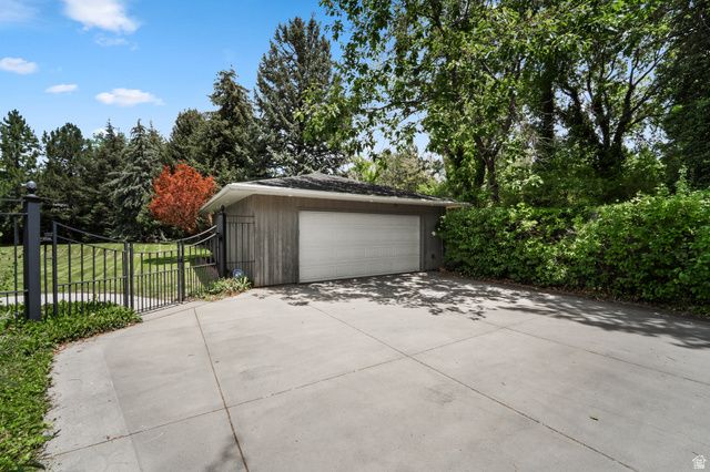 2185 E APPLEWOOD AVE, Holladay, UT 84121