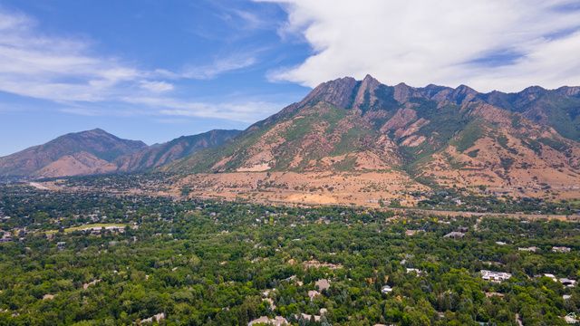 2185 E APPLEWOOD AVE, Holladay, UT 84121