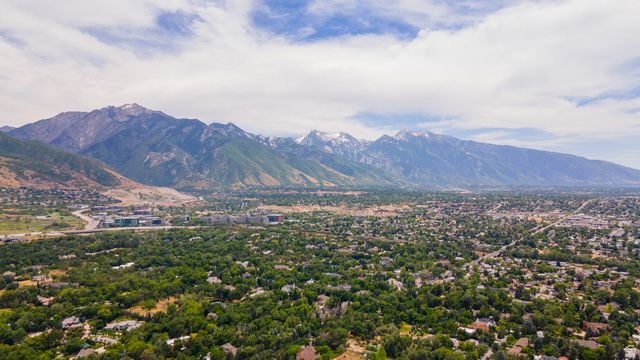 2185 E APPLEWOOD AVE, Holladay, UT 84121