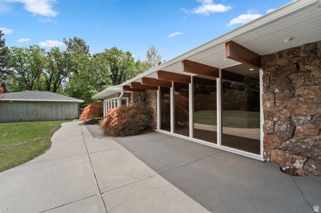 2185 E APPLEWOOD AVE, Holladay, UT 84121