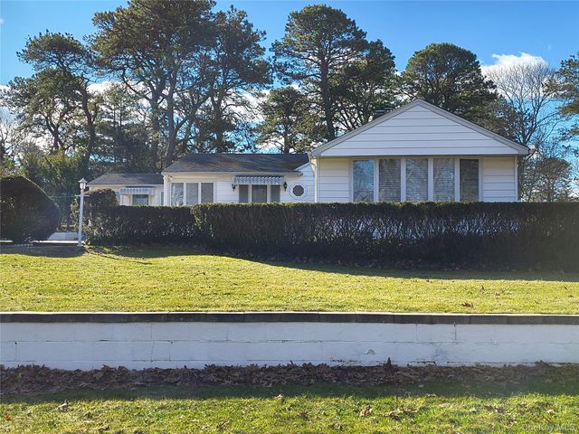 1 Washington Avenue E, Hampton Bays, NY 11946