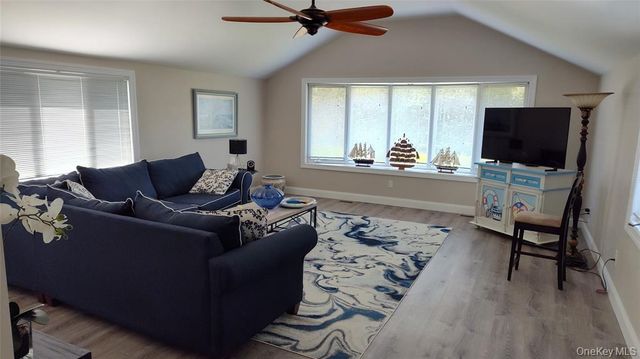 1 Washington Avenue E, Hampton Bays, NY 11946