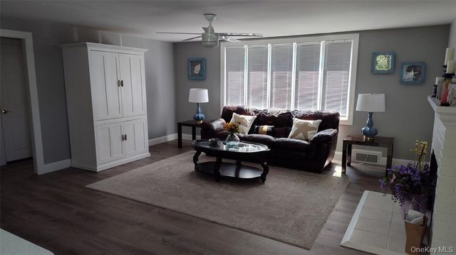 1 Washington Avenue E, Hampton Bays, NY 11946