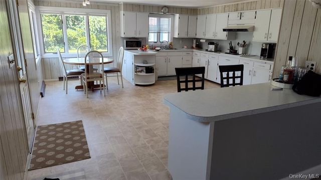 1 Washington Avenue E, Hampton Bays, NY 11946