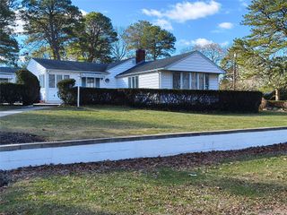 1 Washington Avenue E, Hampton Bays, NY 11946