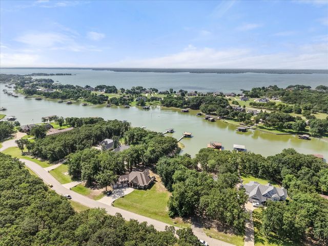 930 Waters Edge Drive, Corsicana, TX 75109
