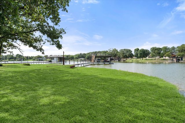 930 Waters Edge Drive, Corsicana, TX 75109
