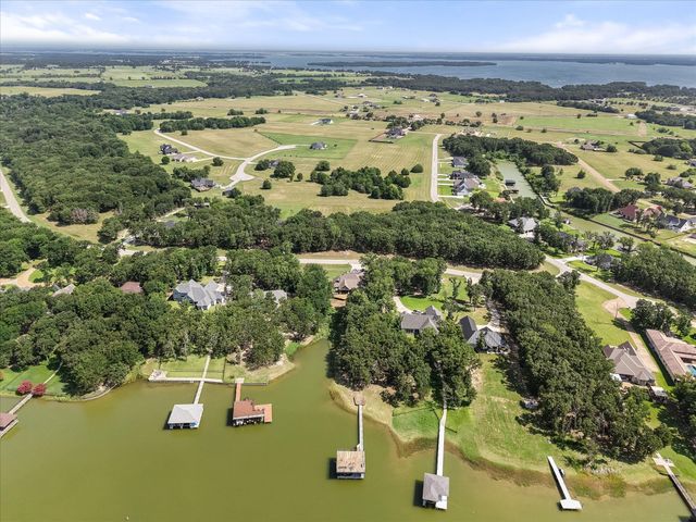 930 Waters Edge Drive, Corsicana, TX 75109