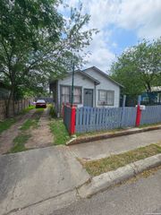 2318 W Poplar St, San Antonio, TX 78207