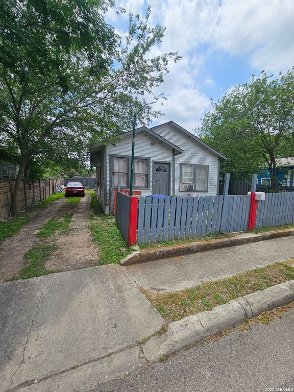 2318 W Poplar St, San Antonio, TX 78207