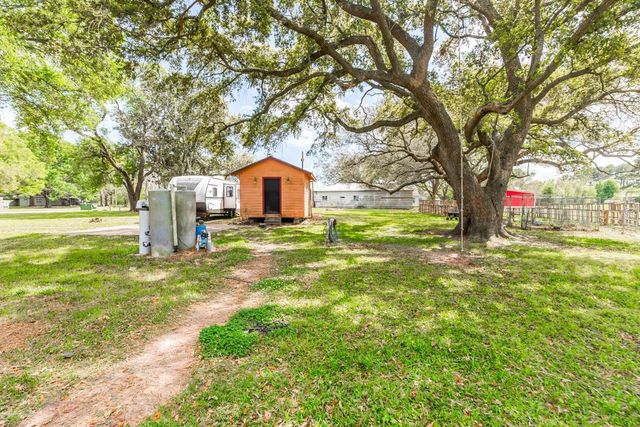 15838 Phend Road, Hamshire, TX 77622