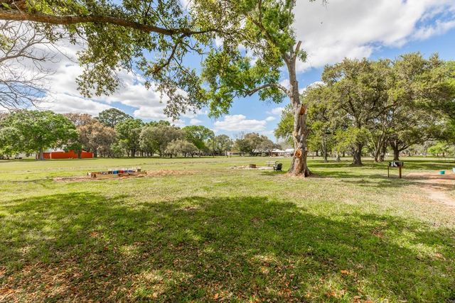 15838 Phend Road, Hamshire, TX 77622