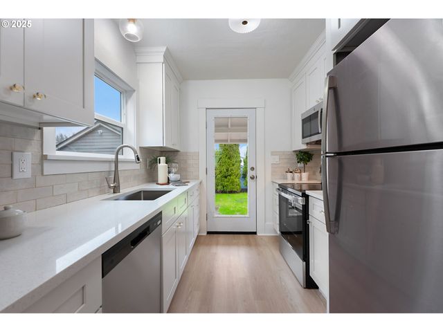 6861 N SKY St, Portland, OR 97203