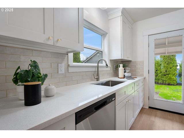 6861 N SKY St, Portland, OR 97203