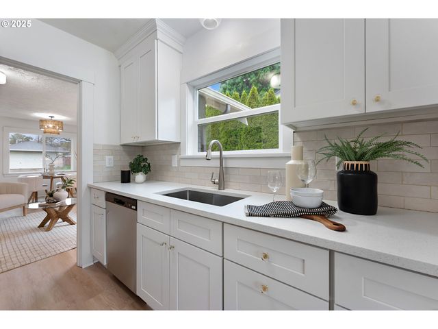 6861 N SKY St, Portland, OR 97203