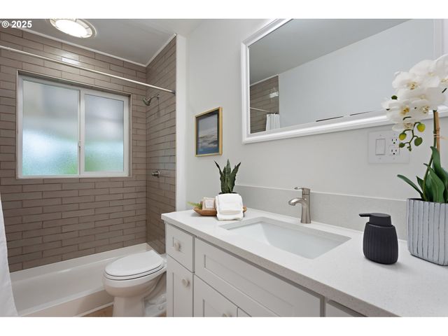 6861 N SKY St, Portland, OR 97203