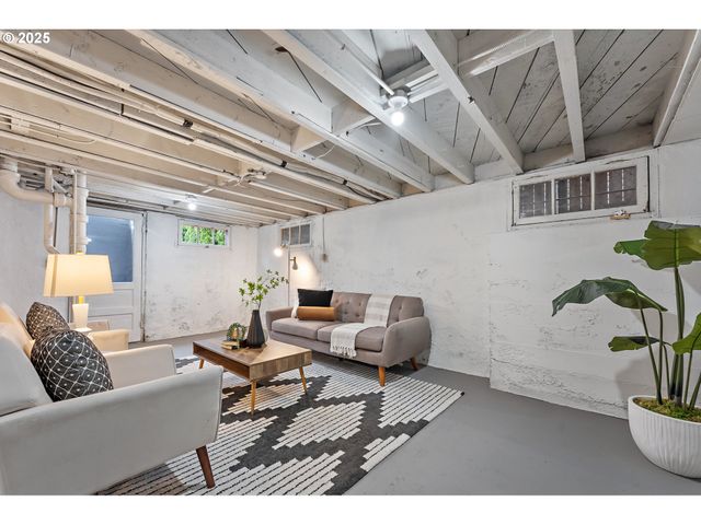 6861 N SKY St, Portland, OR 97203