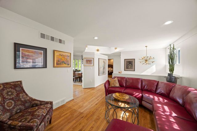 2694 Brady Drive, Bloomfield Hills, MI 48304