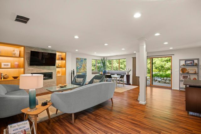 2694 Brady Drive, Bloomfield Hills, MI 48304