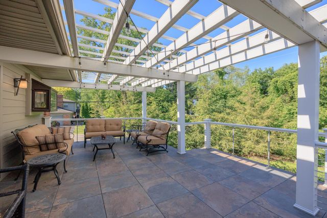 2694 Brady Drive, Bloomfield Hills, MI 48304