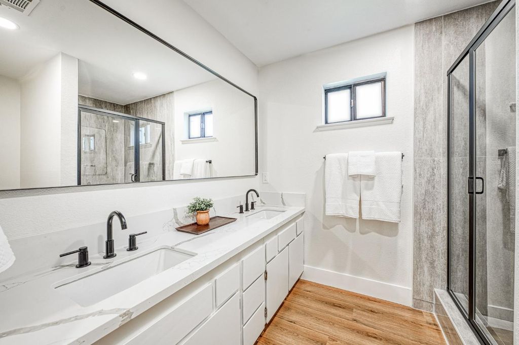 Image 17 of property listing at 4985 E Butler # 124, Fresno, CA 93727