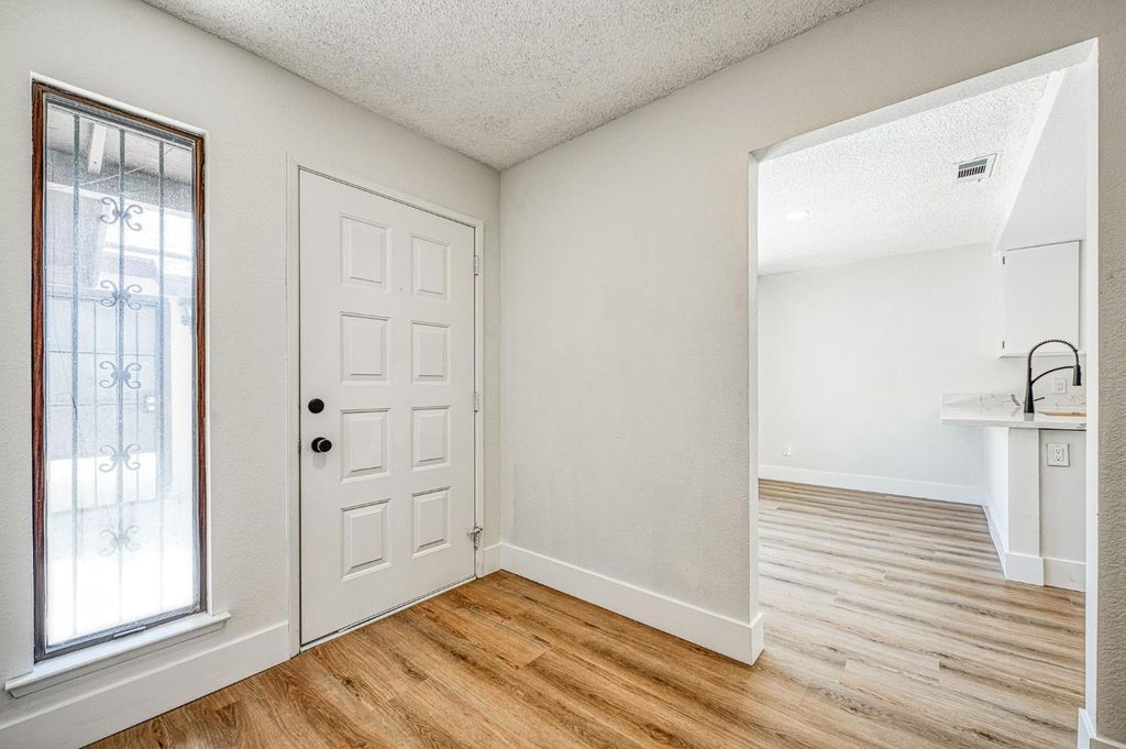 Image 2 of property listing at 4985 E Butler # 124, Fresno, CA 93727