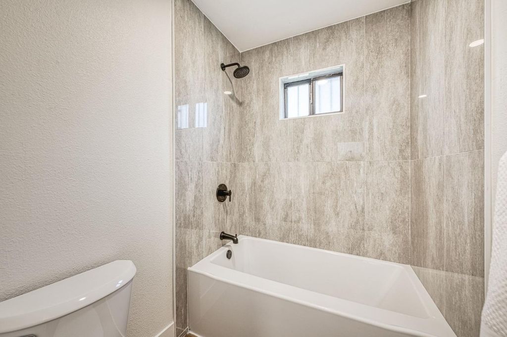 Image 21 of property listing at 4985 E Butler # 124, Fresno, CA 93727