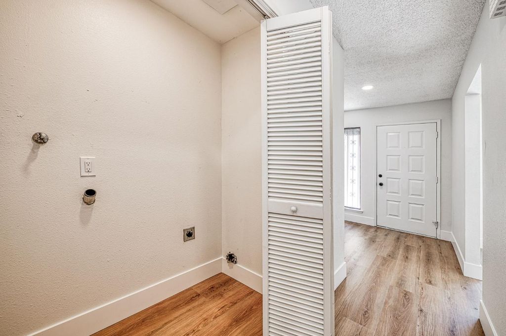 Image 3 of property listing at 4985 E Butler # 124, Fresno, CA 93727