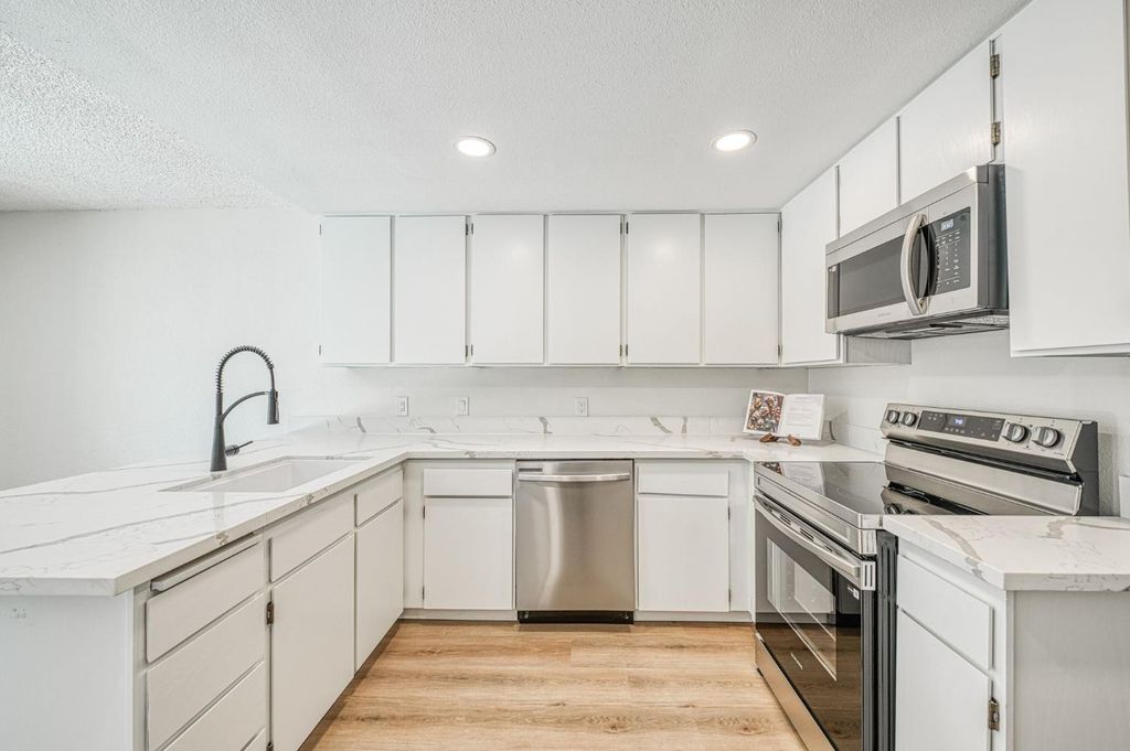 Image 7 of property listing at 4985 E Butler # 124, Fresno, CA 93727