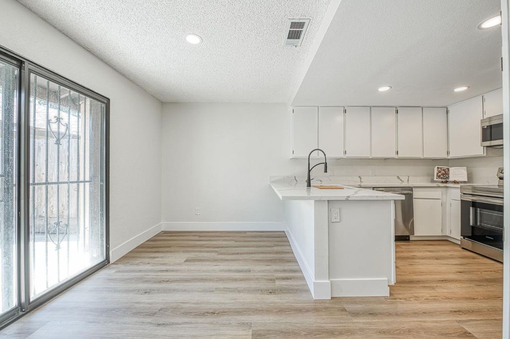 Image 9 of property listing at 4985 E Butler # 124, Fresno, CA 93727