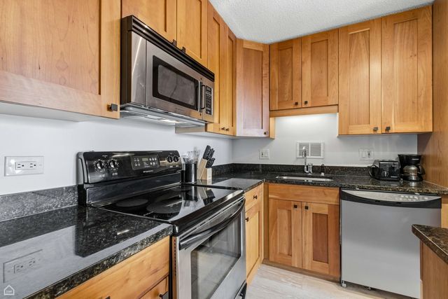 450 W Briar Place 10H, Chicago, IL 60657